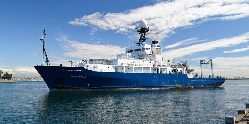 Buque de investigación Roger Revelle atracó en Punta Arenas